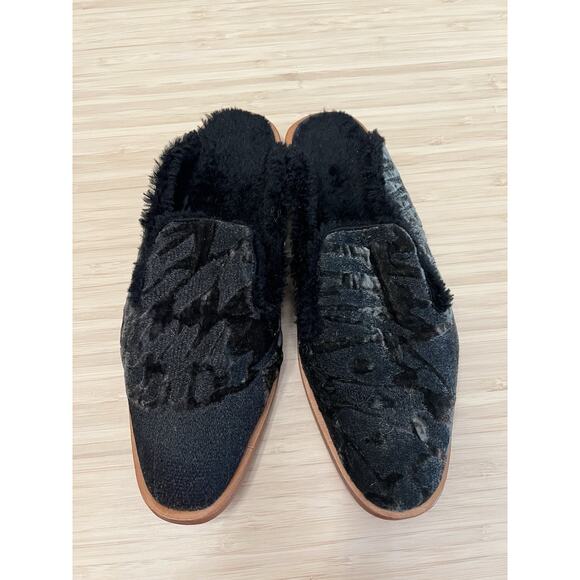 Free People Black Velvet Mules with Faux fur lining. - Picture 4 of 7